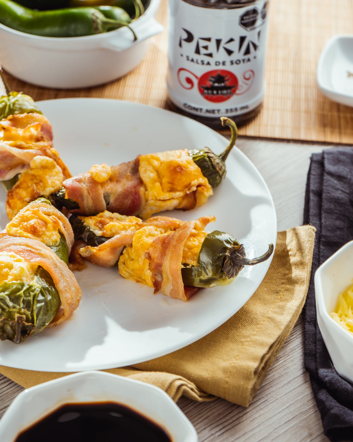 Jalapeños rellenos de queso y envueltos en tocino